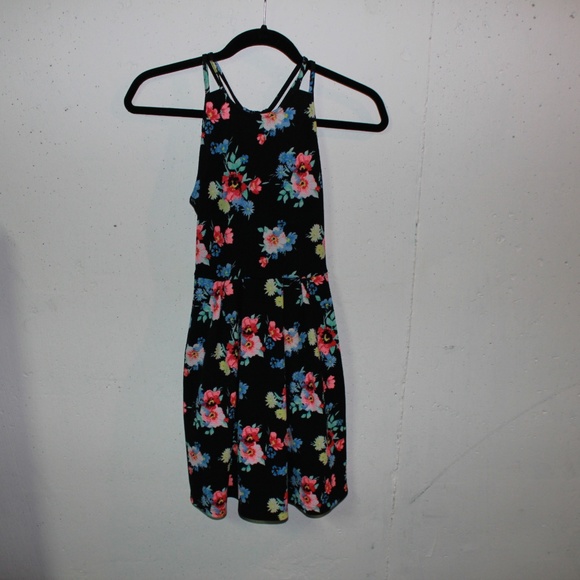 Adorable Floral Dress with Pockets! - Picture 3 of 7